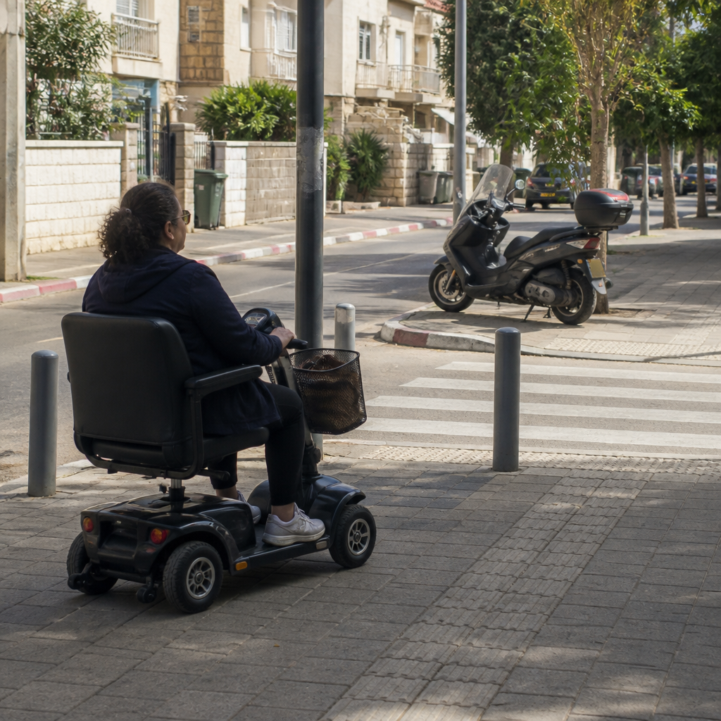 קלנועית או קטנוע: מה מתאים לניידות יומיומית בעיר